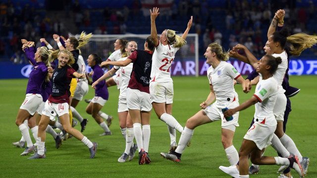 Timnas Wanita Inggris merayakan kelolosan ke semifinal Piala Dunia Wanita 2019. Foto: Damien MEYER / AFP