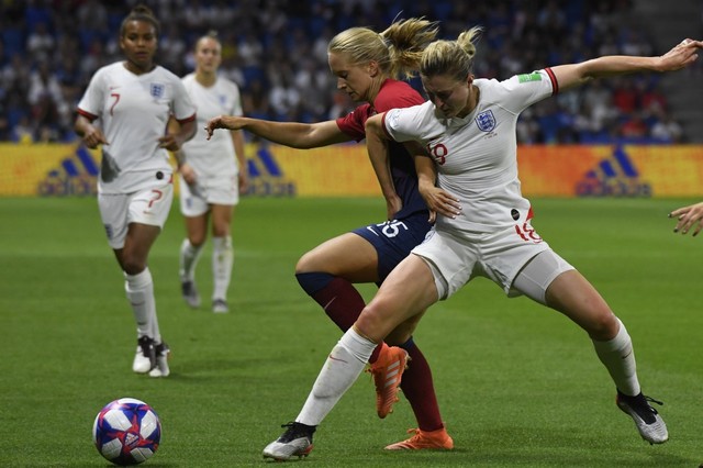 Amalie Eikeland (Norwegia) berduel dengan Ellen White (Inggris) di perempat final Piala Dunia Wanita 2019. Foto: Damien MEYER / AFP