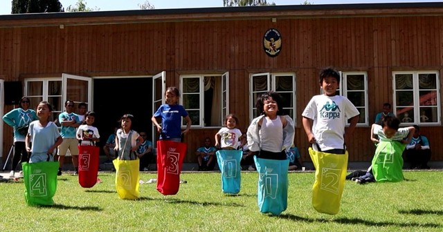 Tawa dan gembira anak-anak bermain lomba balap karung. (Dok. KBRI Kopenhagen)