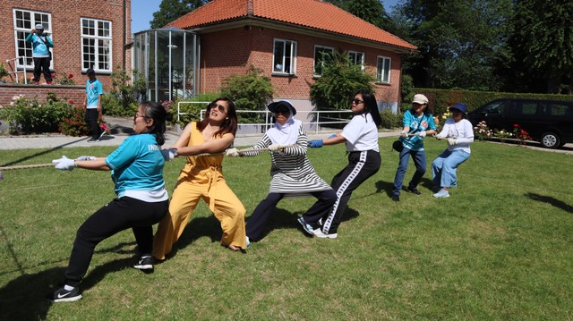 Wanita Indonesia di Kopenhagen bermain lomba tarik tambang. (Dok. KBRI Kopenhagen).
