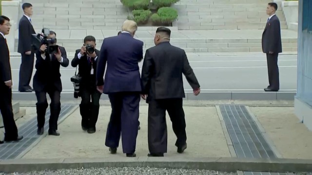 Presiden AS Donald Trump bertemu dengan pemimpin Korea Utara Kim Jong Un di zona demiliterisasi yang memisahkan kedua Korea, di Panmunjom, Korea Selatan, (30/6). Foto: REUTERS/Kevin Lamarque