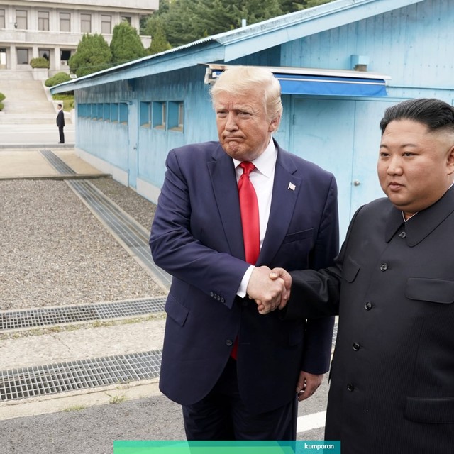 Presiden AS Donald Trump bertemu dengan pemimpin Korea Utara Kim Jong Un di zona demiliterisasi yang memisahkan kedua Korea, di Panmunjom, Korea Selatan, (30/6). Foto: REUTERS/Kevin Lamarque