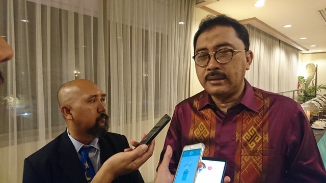 Koordinator Wilayah (Korwil) Peradi Jawa Tengah, Djunaedi, bersama Ketua Peradi DPC Kota Solo, M. Badrus Zaman, saat diwawancarai Bengawan News (Agung Santoso)