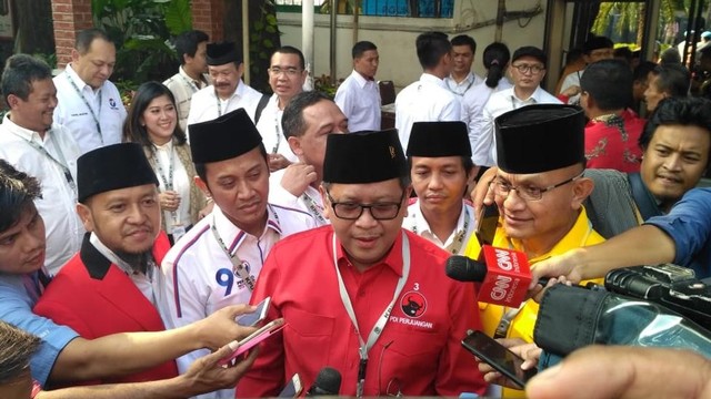 Sekretaris Jenderal Partai Demokrasi Indonesia Perjuangan, Hasto Kristiyanto di KPU. Foto: Rafyq Panjaitan/kumparan