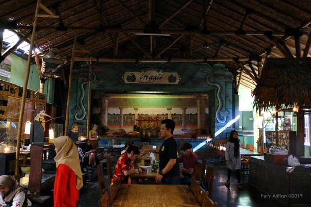 Rumah Makan Inggil, Resto Unik Berpadu Museum Benda Antik (582479)