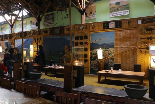 Rumah Makan Inggil, Resto Unik Berpadu Museum Benda Antik (582480)