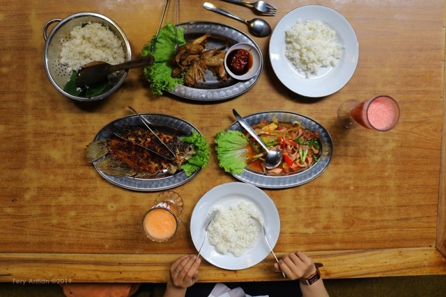 Rumah Makan Inggil, Resto Unik Berpadu Museum Benda Antik (582483)
