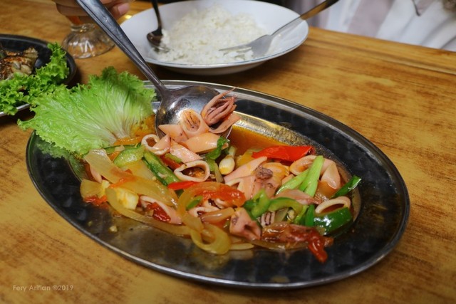 Rumah Makan Inggil, Resto Unik Berpadu Museum Benda Antik (582486)