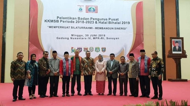 MenPAN RB, Syafruddin Kambo, foto bersama dengan sejumlah pejabat dan tokoh masyarakat Sulawesi Barat. Foto: Dok. Kominfo Pemprov Sulbar