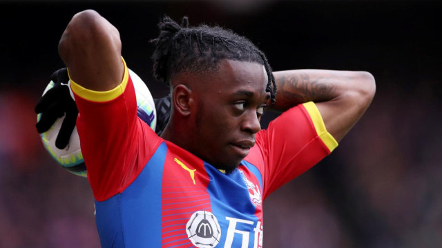Aaron Wan-Bissaka bermain untuk Crystal Palace. Foto: Reuters/Peter Cziborra