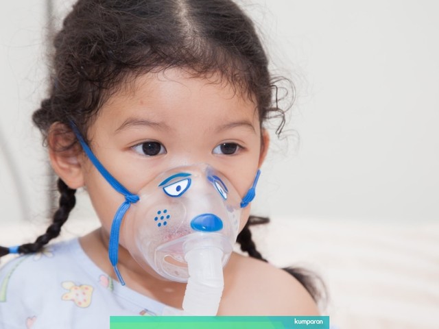 anak menjalani terapi inhalasi Foto: Shutterstock