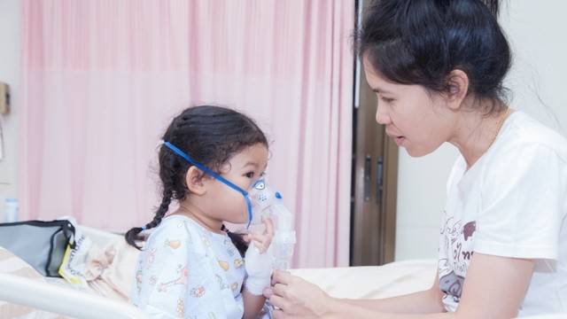 ibu mendampingi anak terapi inhalasi Foto: Shutterstock