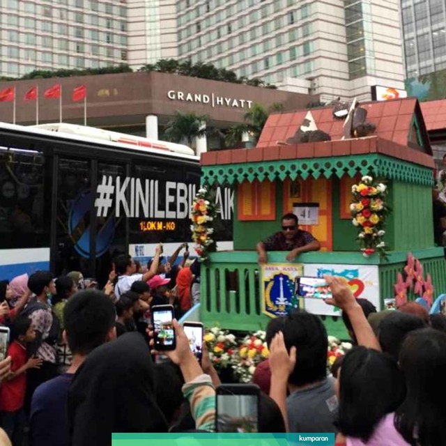 Sejumlah warga menyaksikan Jakarnaval di Bundaran HI, Minggu (30/6). Foto: Muhammad Darisman/kumparan