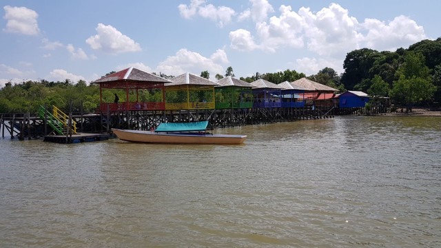 Deretan gazebo di kawasan Wisata Mangrove Pulau Burung, Kecamatan Simpang Empat, Kabupaten Tanah Bumbu, Kalsel, Minggu (30/6/2019). Foto: Diananta/banjarhits.id