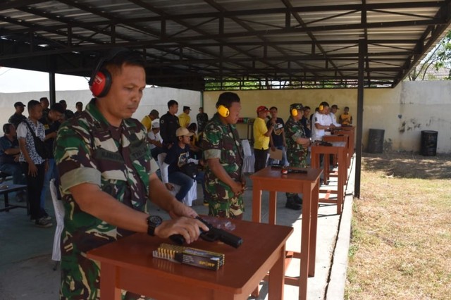 Dalam rangka HUT Bhayangkara ke-73 tahun, TNI dan Polri beradu skill menembak dalam lomba menembak di Kabupaten Cirebon, Jawa Barat.. (Juan)