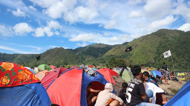 Sejumlah tenda  pengunjung di Desa Meat. Foto: Rahmat Utomo/kumparan