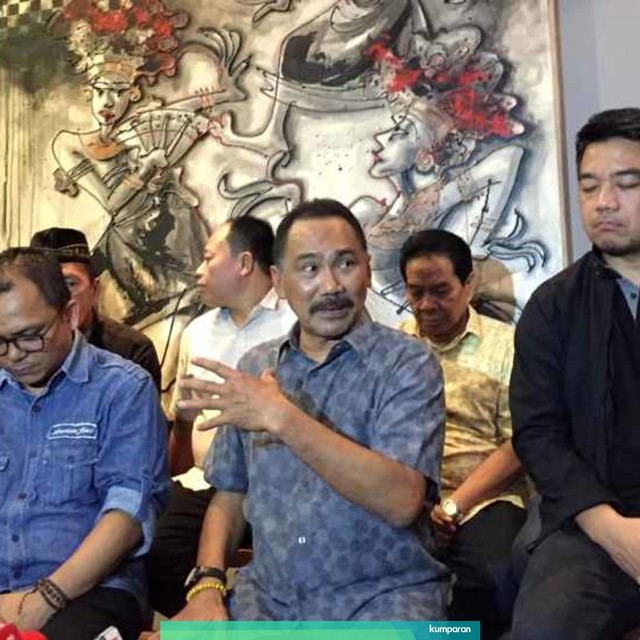 Plt Ketua Golkar DKI Jakarta, Rizal Mallarangeng, mengadakan konferensi pers di kediamannya di Menteng