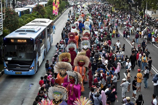 Peserta festival budaya Jakarnaval 2019 melintas di Jalan MH Thamrin, Jakarta, Minggu (30/6). Foto: ANTARA FOTO/Galih Pradipta