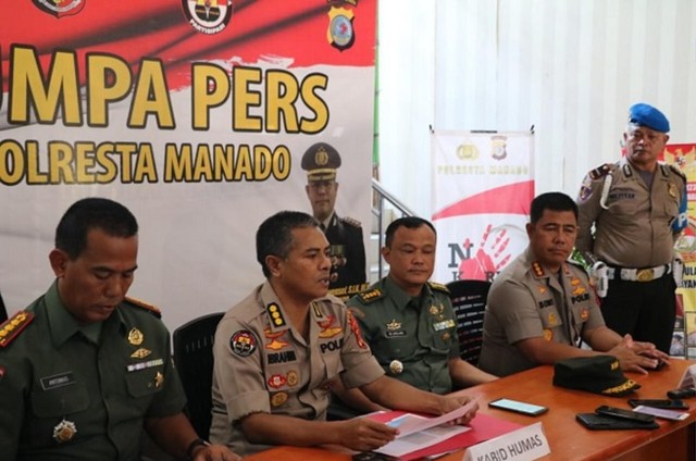 Suasana konferensi pers terkait kasus penganiayaan berujung kematian anggota TNI Angkatan Darat di Kota Manado