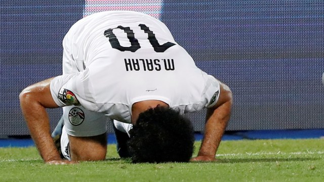 Mohamed Salah bersujud di atas rumput sebagai selebrasi gol dalam laga Timnas Mesir vs Uganda. Foto: Amr Abdallah Dalsh/Reuters