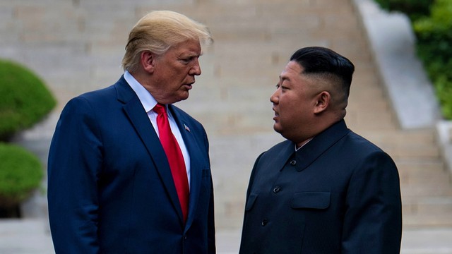 Presiden AS Donald Trump bertemu dengan pemimpin Korea Utara Kim Jong Un di zona demiliterisasi yang memisahkan kedua Korea, di Panmunjom, Korea Selatan, (30/6). Foto: AFP PHOTO/Brendan