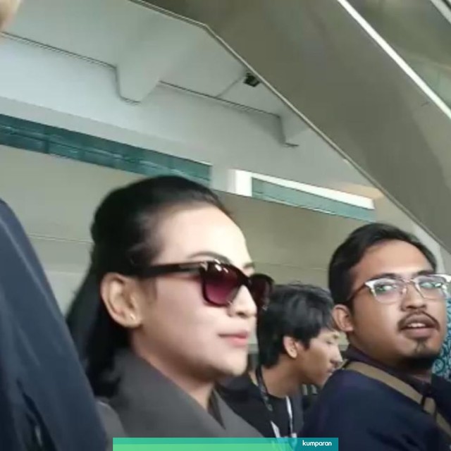 Vanessa Angel (kiri) tiba di Jakarta Foto: Giovanni/kumparan