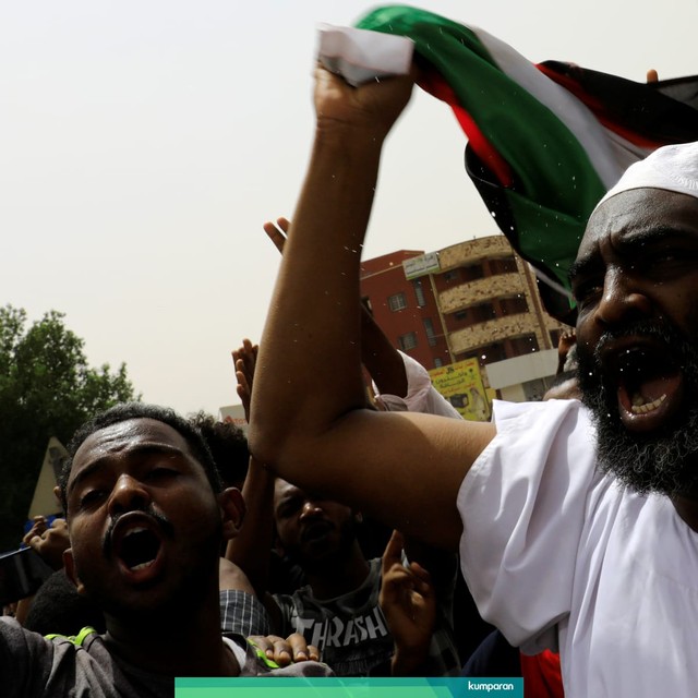 Demonstrasi di kantor Kementrian Pertahanan Sudan, Minggu (30/6) Foto: REUTERS/Umit Bektas
