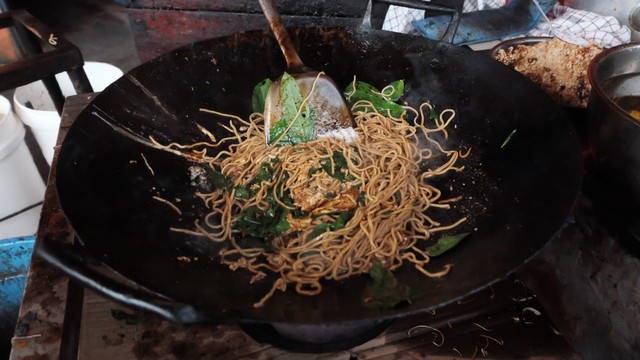 Mie Gosong yang sedang dimasak. Foto: Lidya