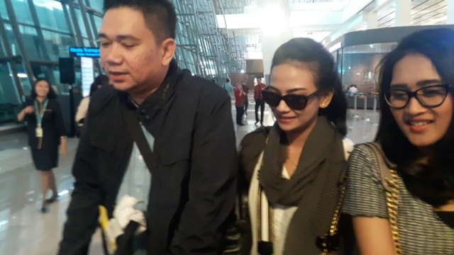 Vanessa Angel tiba di bandara Soekarno Hatta, Tangerang, Senin (1/7). Foto: Giovanni/kumparan