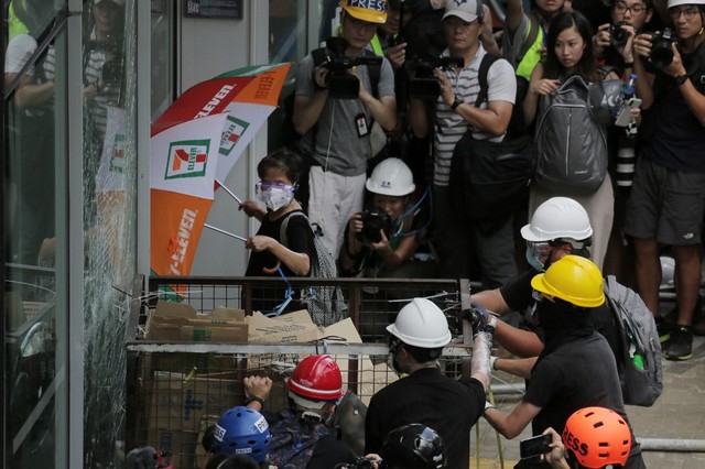 Unjuk rasa di Hong Kong berujung ricuh. Foto: REUTERS