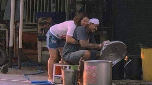 Foto pasangan ini jadi viral karena dianggap sebagai bukti bahwa bahagia itu sederhana. Foto: Facebook/Humanity