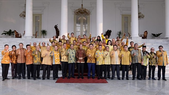 Airlangga dan Pengurus Golkar berfoto bersama Presiden Jokowi