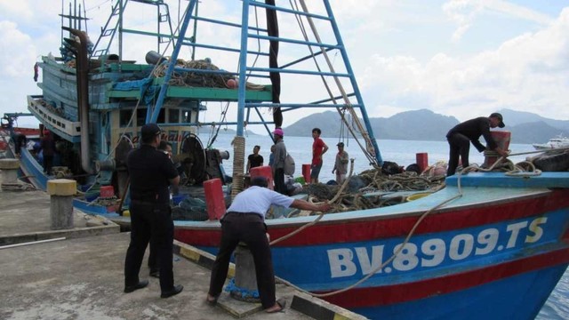 Kapal ilegal asal Vietnam yang ditangkap Bakamla dan diserahkan ke KKP untuk proses penyelidikan. Foto: Dok. KKP