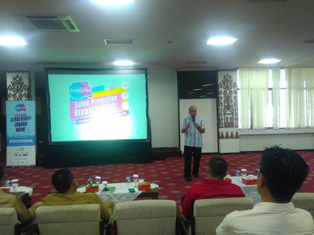 Dimas Surojo dari Mark Plus Institute saat menerangkan materi pada seminar Leadership Jaman Now, Senin (1/7) | Foto : Sidik Aryono/Lampung Geh