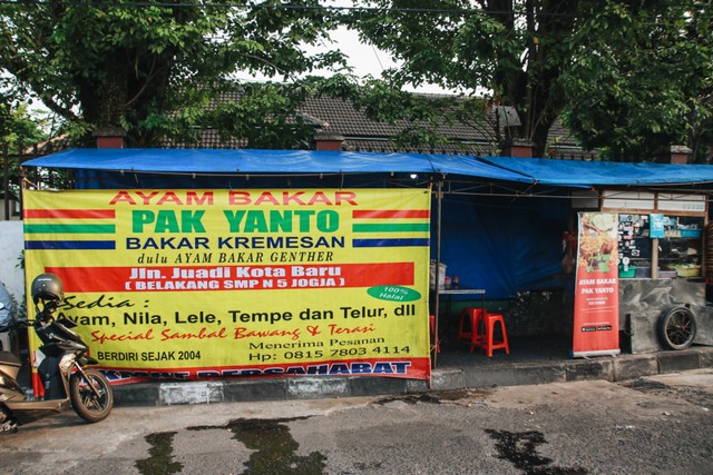 Lokasi Ayam Bakar Pak Yanto yang berada di belakang SMP Negeri 5 Jogja. Photo by @gembulfoodie