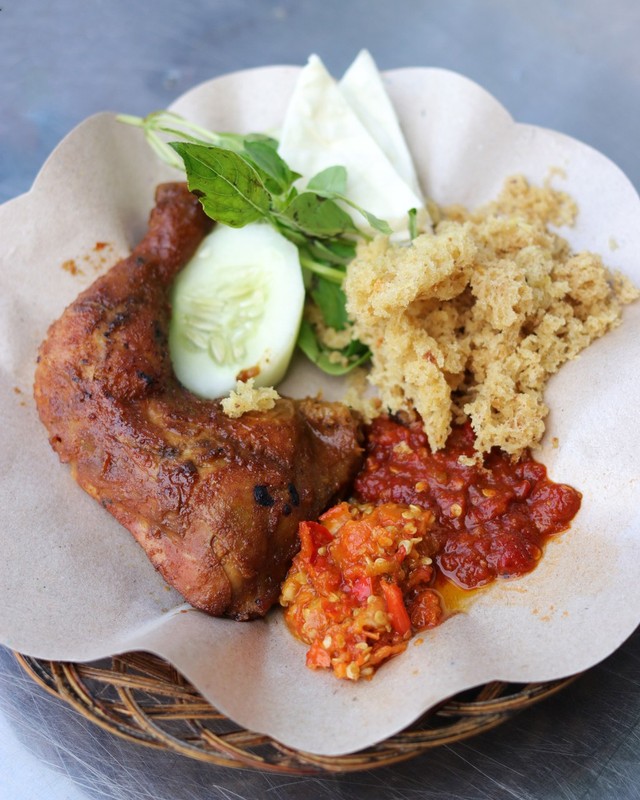 Mencicipi Lezatnya Ayam Bakar Manis Pak Yanto di Yogyakarta (7)