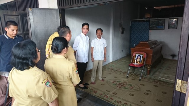 Putra pertama Presiden Joko Widodo, Gibran Rakabuming Raka (dua dari kanan), saat melayat ke kediaman Umiyatun yang tewas dalam kecelakaan maut pada Senin (1/7/2019). (Agung Santoso)