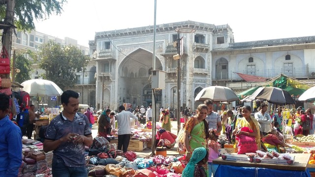 Pasar Manek Chowk di depan gerbang Benteng Bhadra, Ahmedabad, India. Foto: Khiththati/acehkini 
