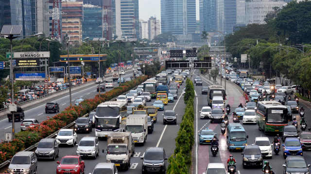 Kendaraan bermotor terjebak kemacetan di kawasan Gatot Subroto, Jakarta, Senin (1/7). Foto: ANTARA FOTO/Indrianto Eko Suwarso