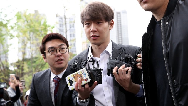 Park Yoo-chun (tengah)  di Suwon, Korea Selatan. Foto: Getty Images/Chung Sung-Jun