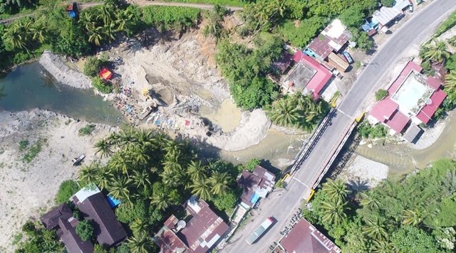 Foto udara aktifitas tambang ilegal di Jembatan Silungkang Jalan Lintas Sumatera