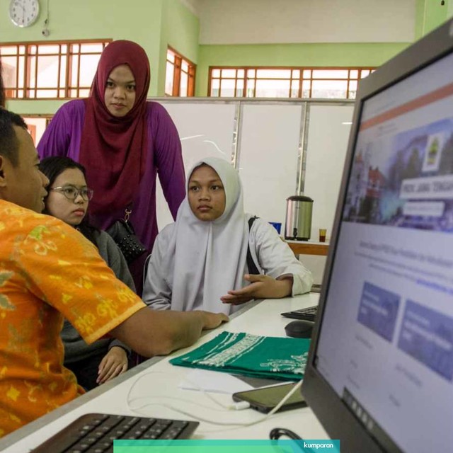 Siswa dan wali murid berkonsultasi dengan petugas pusat layanan informasi Penerimaan Peserta Didik Baru (PPDB) di SMA 7 Solo, Jawa Tengah, Selasa (2/7). Foto: ANTARA FOTO/Mohammad Ayudha