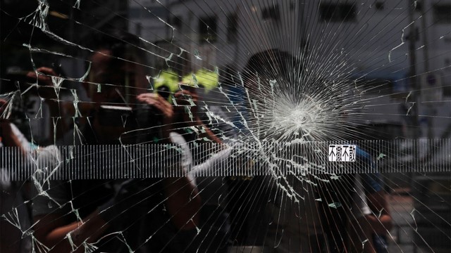 Kaca pecah usai pengunjuk rasa memaksa masuk ke gedung Dewan Legislatif. Foto: REUTERS / Jorge Silva