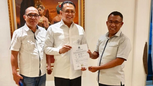 Bambang Soesaty (tengah) terima dukungan jadi Calon Ketua Umum Golkar, Selasa (2/7). Foto: Dok. Istimewa