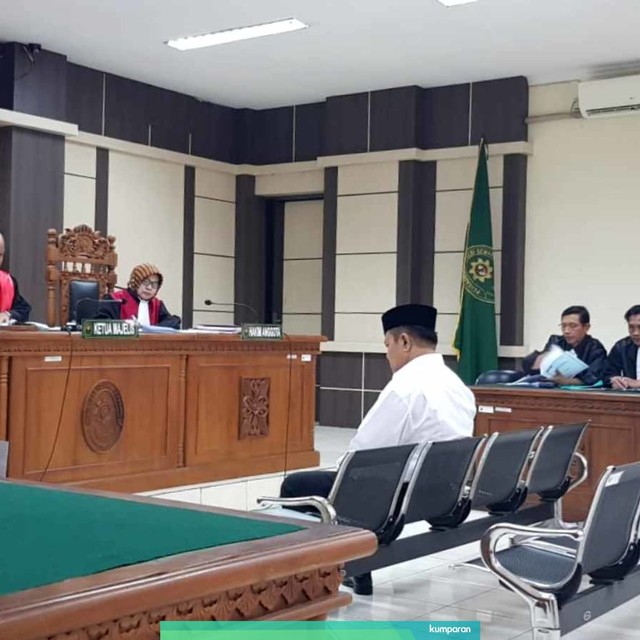 Hakim Lasito saat menjalani persidangan kasus suap dari Bupati Jepara, di Pengadilan Tipikor Semarang, Selasa (2/7). Foto: Afiati Tsalitsati/kumparan
