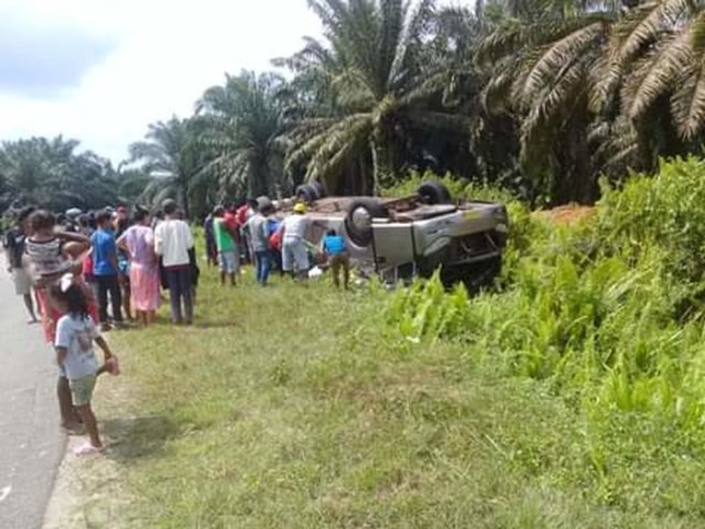 Kecelakaan tunggal bus PO Yessoe Travel di Jalan Trans Kalimantan, Desa Penopa, Lamandau, kemarin. (Foto: Istimewa)