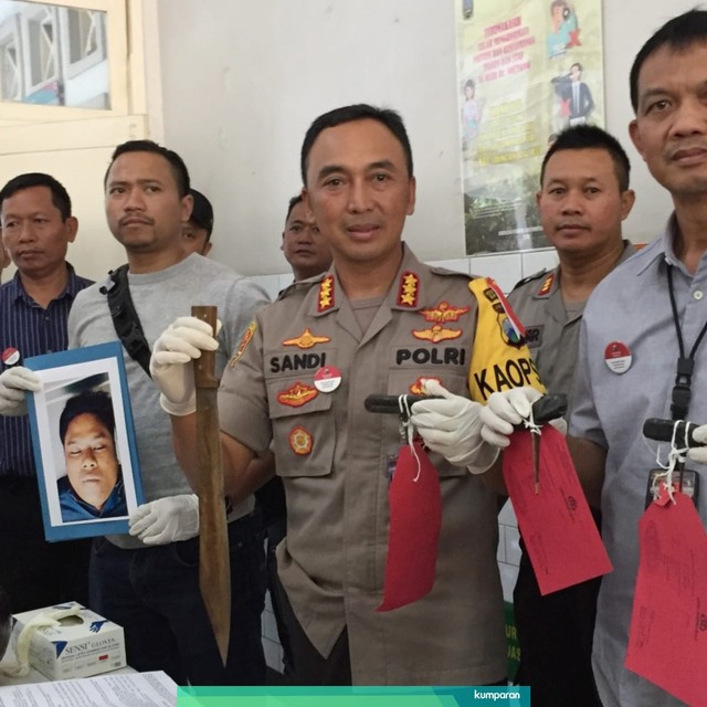 Kapolrestabes Surabaya Sandi Nugroho (ketiga kiri) dan anggota menunjukkan barang bukti dan foto tersangka begal. Foto: Yuana Fatwalloh/kumparan