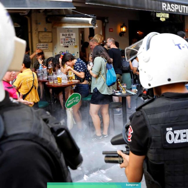Parade LGBT di Istanbul dibubarkan paksa oleh pihak keamanan polisi. Foto: Reuters