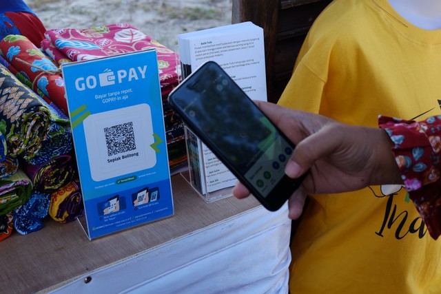 GoPay mengembangkan inovasi selain untuk bayar nontunai, kini saldonya bisa ditarik tunai di ATM BCA. Foto: Dok. Gojek