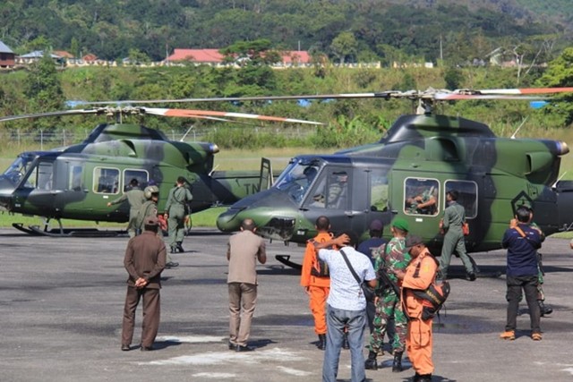 Dua unit helikopter Bell yang digunakan untuk pencarian helikopter MI-17. (Dok: Kodam Cenderawasih) 